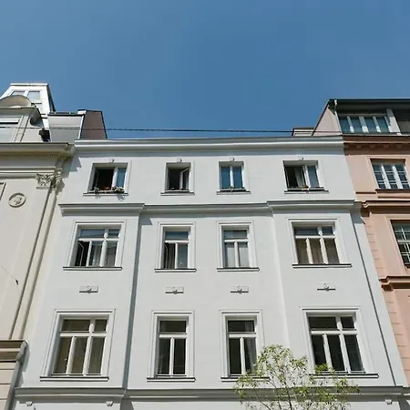 Homey 5 Min To Belvedere Апартаменты