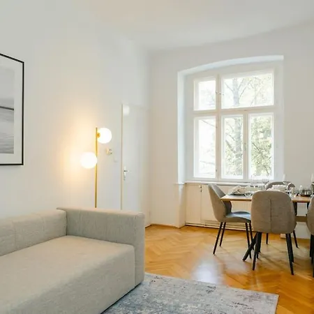 Homey 5 Min To Belvedere Апартаменты