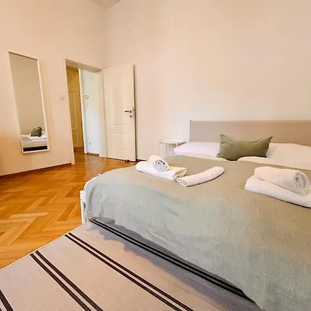Apartment Geraeumiges Im Wiener Altbauflair *