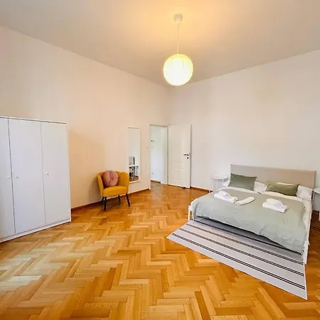 Geraeumiges Im Wiener Altbauflair *