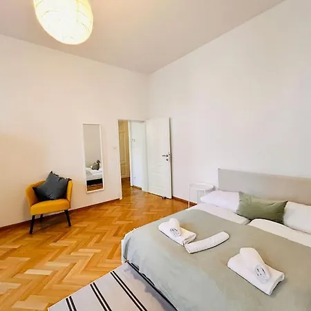 Geraeumiges Im Wiener Altbauflair * Vienna