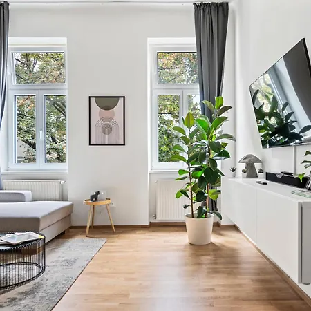 Cozy, Generous - 10 Min To City-centre - Contactless 24h Check-in Apartment *