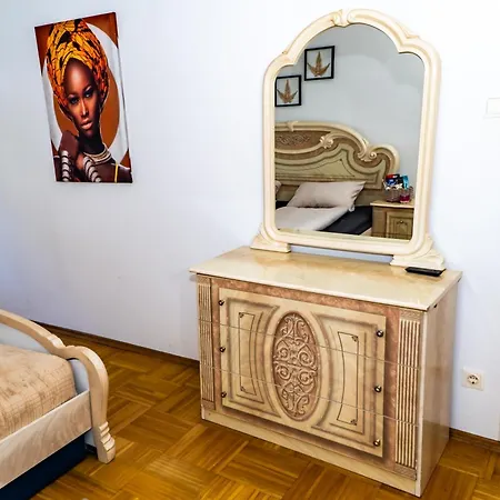 Spacious 5 Minutes To Wiener Stadthalle Apartment Vienna