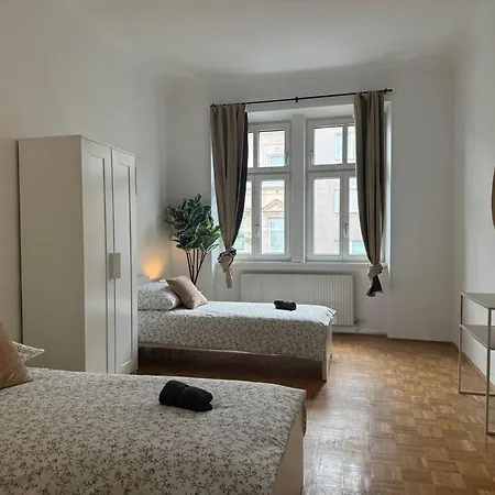 130 M2 Spacious 5 Bedroom *