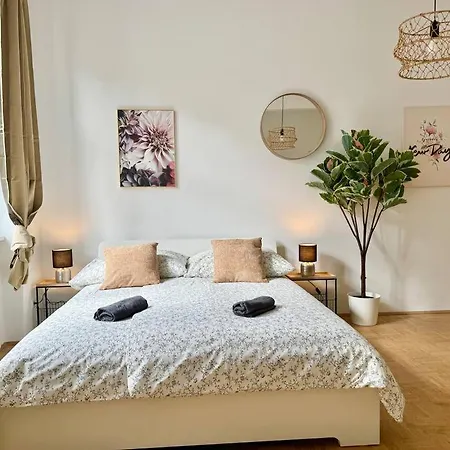 130 M2 Spacious 5 Bedroom Apartment *