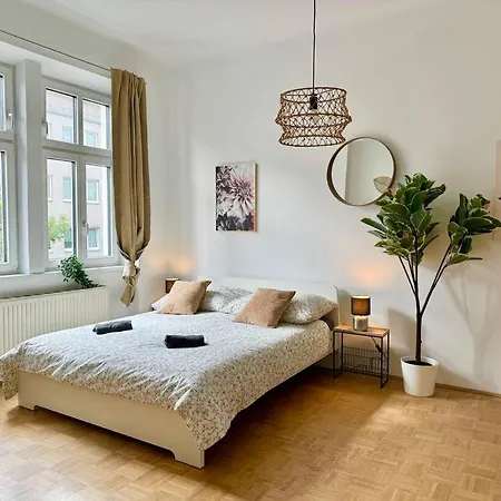 130 M2 Spacious 5 Bedroom Apartment Vienna