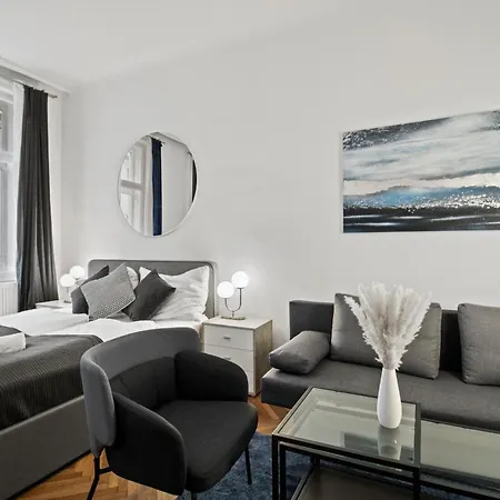 Long Term I 2 Min To U1 Columbusplatz I High Speed Wifi Vienna