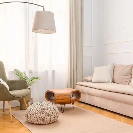 Long Term I 2 Min To U1 Columbusplatz I High Speed Wifi Apartment *