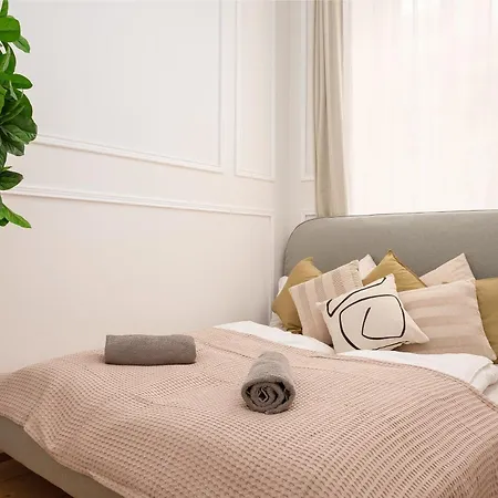 Apartment Long Term I 2 Min To U1 Columbusplatz I High Speed Wifi *