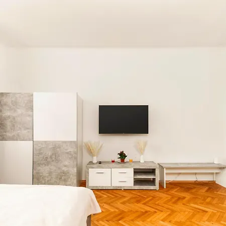Long Term I 2 Min To U1 Columbusplatz I High Speed Wifi