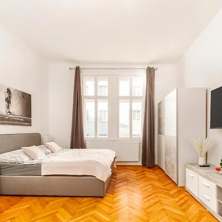 Long Term I 2 Min To U1 Columbusplatz I High Speed Wifi Apartment