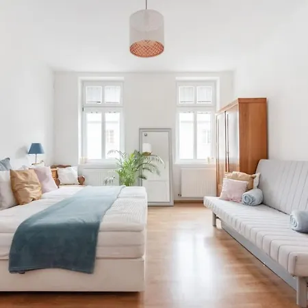 Long Term I 2 Min To U1 Columbusplatz I High Speed Wifi Vienna