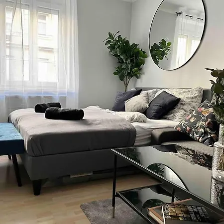 Private Balcony At Top Location Next To Subway Apartment *