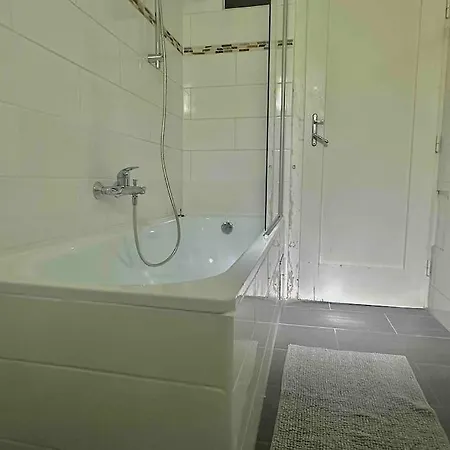 Private Balcony At Top Location Next To Subway *