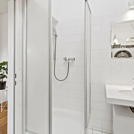 Spacious Next To Shopping Mall Apartment *