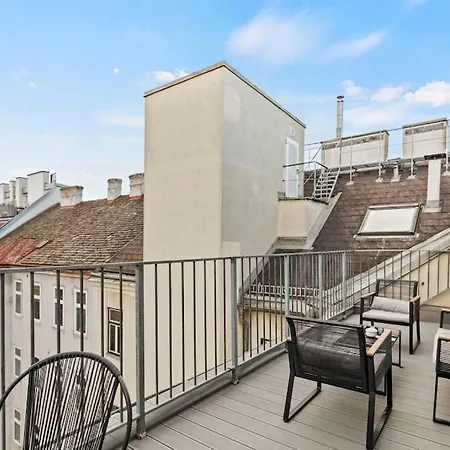 Apartment Spacious Next To Shopping Mall