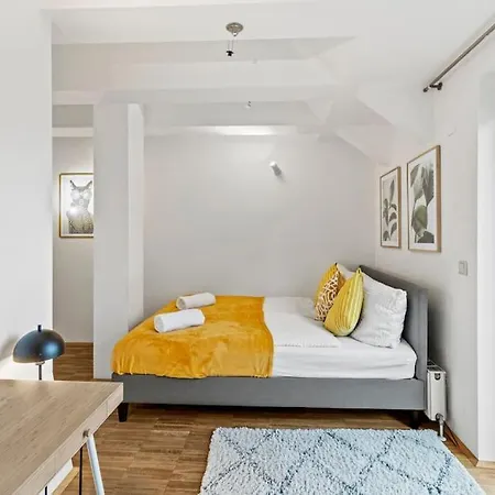 Spacious Next To Shopping Mall *