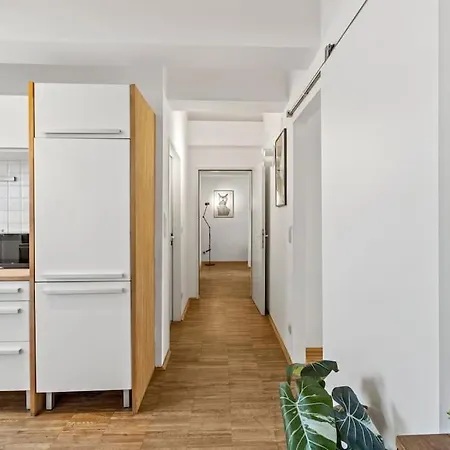 Spacious Next To Shopping Mall Apartment *