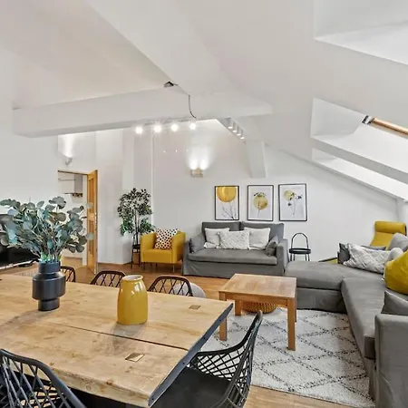 Spacious Next To Shopping Mall Apartment