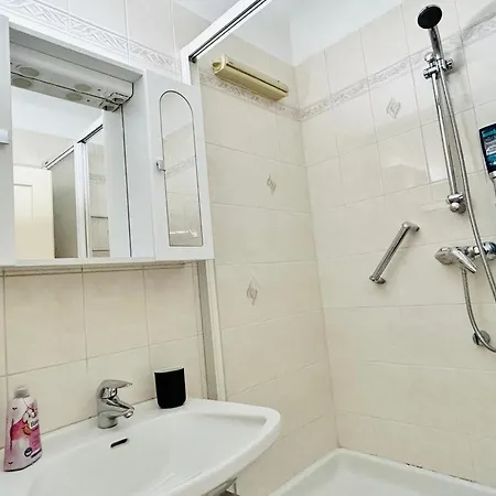 Spacious Flat Near Akh And Metro