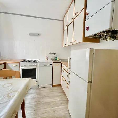 Apartment Spacious Flat Near Akh And Metro *