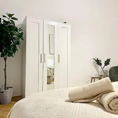 Close To Metro, 10 Minutes To Mariahilferstrasse Apartment