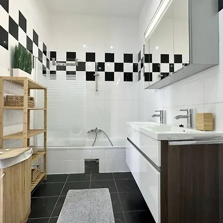Designer Apartments, 2 Min To U1 Reumannplatz Apartment
