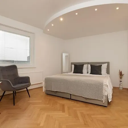 Apartment Exclusive 2-bedroom Loft With Scenic Rooftop Views
