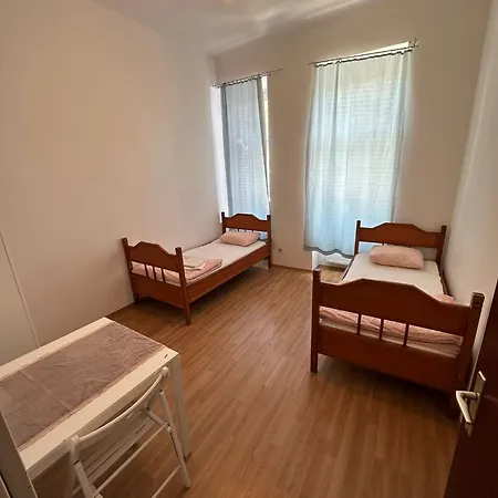 Fuer 4 Personen In 1180 アパート *