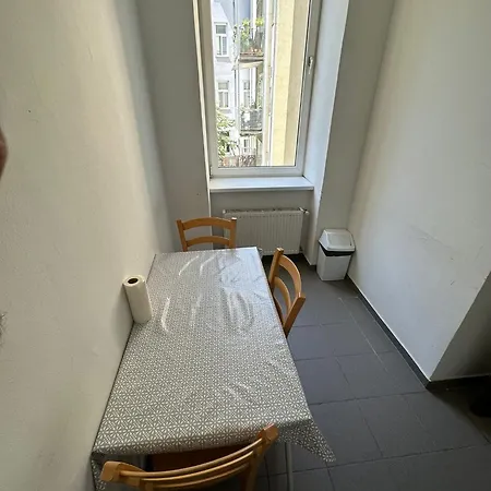 Fuer 4 Personen In 1180 *