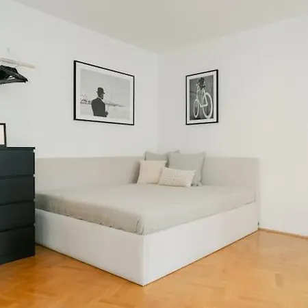 Hip Perfect For 4 Or 6, Great District, Metro *