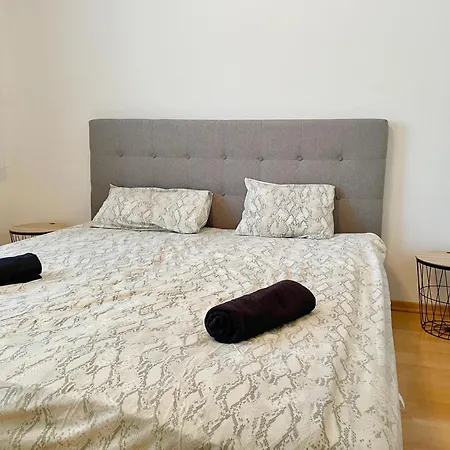 Spacious 90m2 Maisonette With Free Parking *