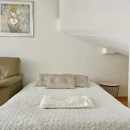 Spacious 90m2 Maisonette With Free Parking *
