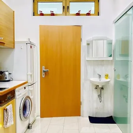 Apartment Vintage Charm Near Main Station *