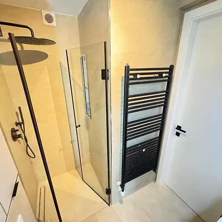 Apartment 4 - - Center *
