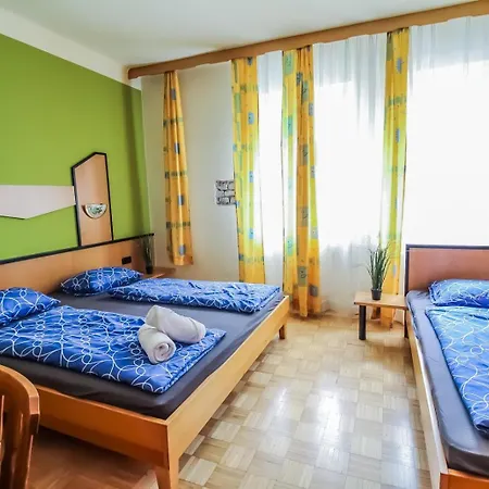 Affordable Central Rooms, 10-min To Lugner City
