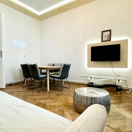 Luxury At Famous Kutschkermarkt Vienna