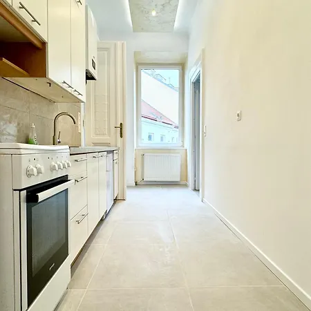 Luxury At Famous Kutschkermarkt Apartment