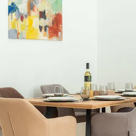 Apartment 4ty3 - Franz Josef Is Calling
