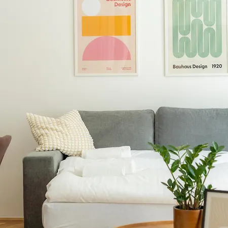 Apartment 4ty3 - Franz Josef Is Calling *