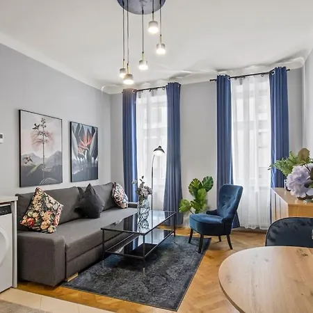 Shopping Street I 2 Minutes To Mainstation Apartment *