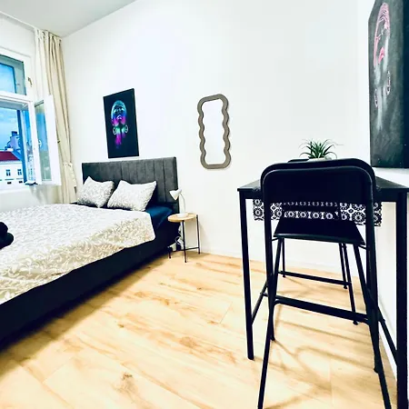 Apartment 4br Shared With View Only 7- Min To Westbahnhof *