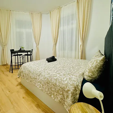 4br Shared With View Only 7- Min To Westbahnhof * Vienna