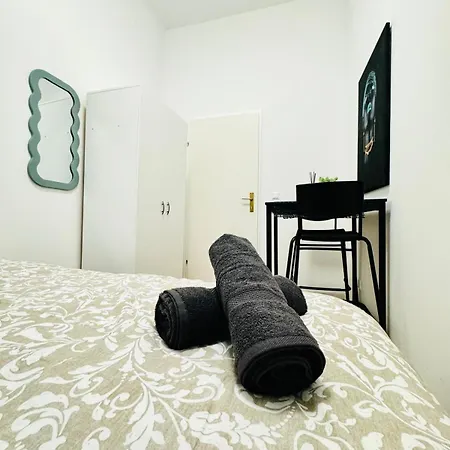 4br Shared With View Only 7- Min To Westbahnhof * Vienna