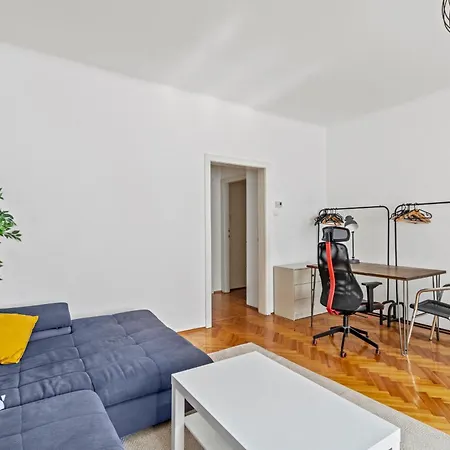 Zentrale Fuer 12 Gaeste - 4 Schlafzimmer *