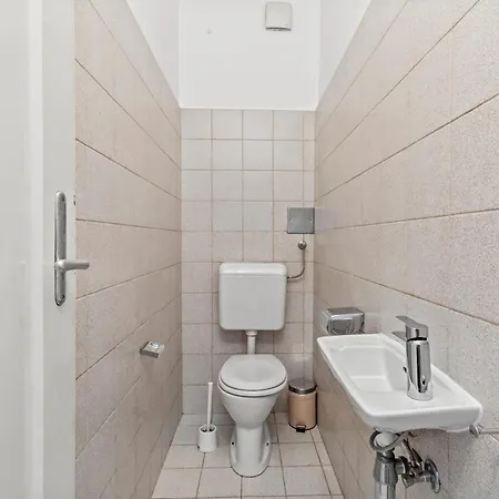 Zentrale Fuer 12 Gaeste - 4 Schlafzimmer Apartment *