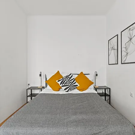 Zentrale Fuer 12 Gaeste - 4 Schlafzimmer Apartment