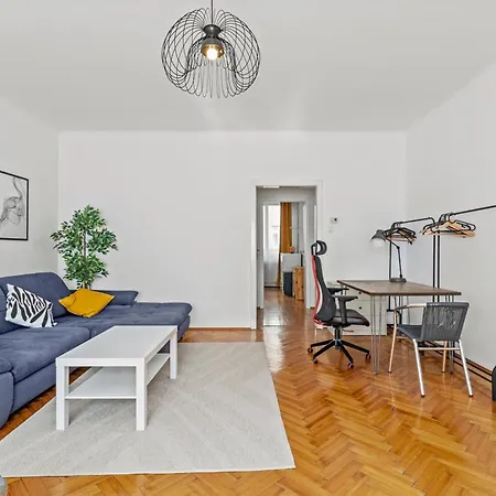 Apartment Zentrale Fuer 12 Gaeste - 4 Schlafzimmer