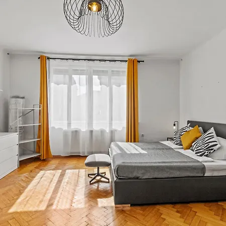Zentrale Fuer 12 Gaeste - 4 Schlafzimmer Apartment *