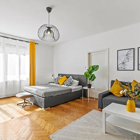 Zentrale Fuer 12 Gaeste - 4 Schlafzimmer *
